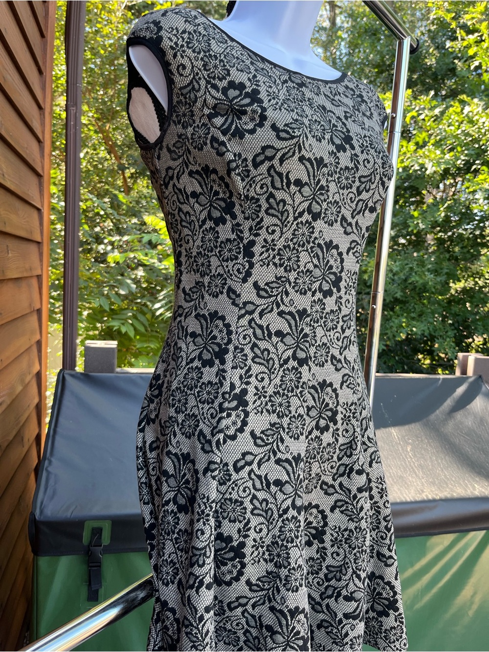 21A: Maggy London cap sleeveless Black & tan beige Midi Dress- stretch- lined